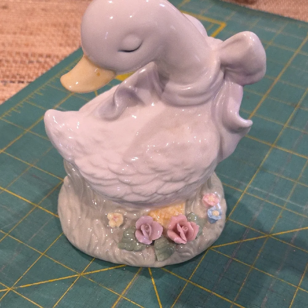 Elegant White Duck Figurine with Floral Accents plays music - Picture 1 of 4